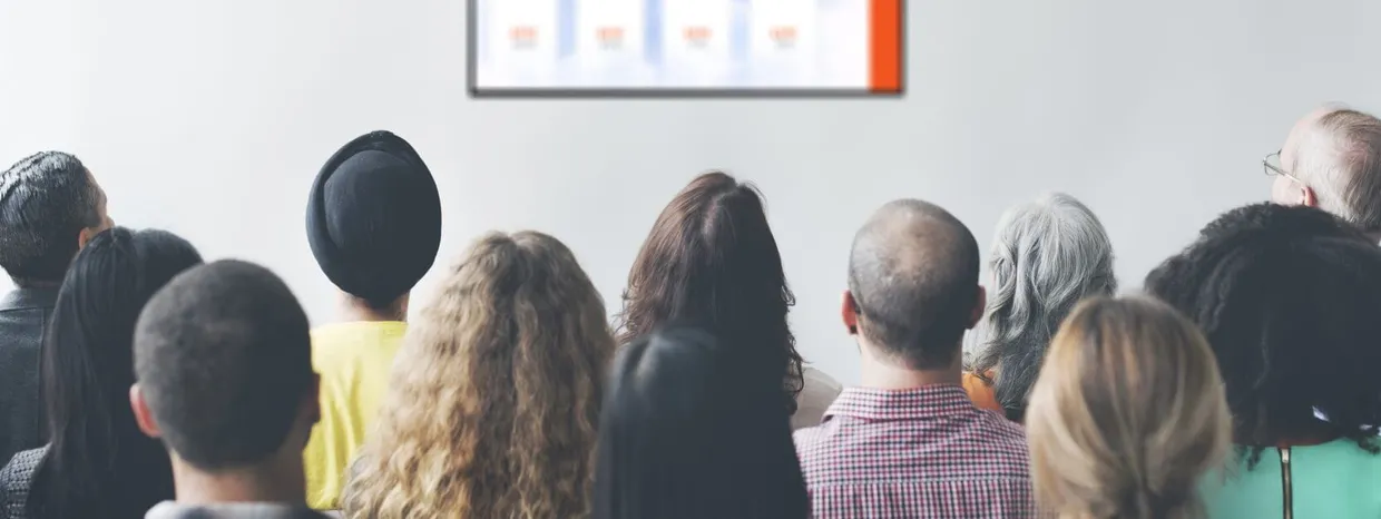 Narrowcasting-scherm met roosterinformatie in een schoolgebouw